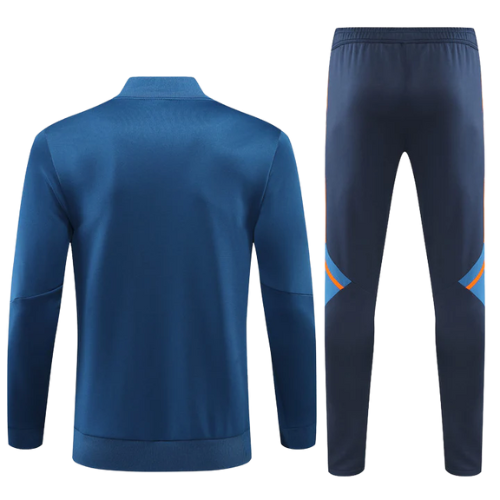 KIT CHAQUETA AZUL NARANJA + CHÁNDAL MANCHESTER UNITED 2022/23