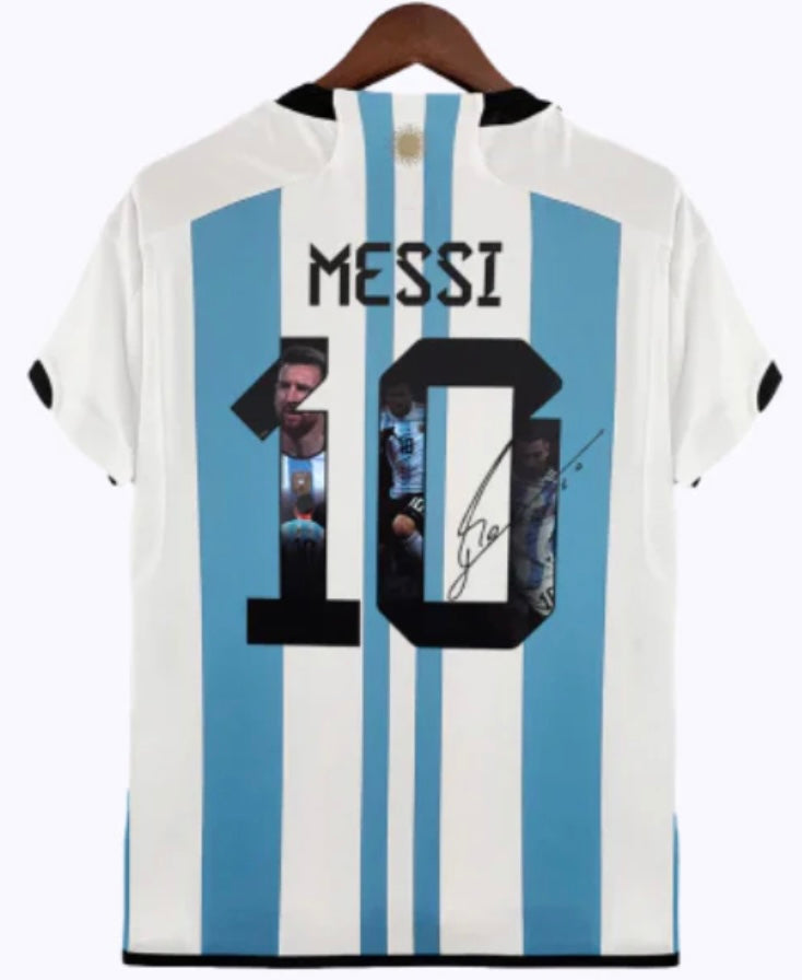 CAMISETA ARGENTINA ( 3 STELLE CON FIRMA MESSI , E PATCH NUMERO SPECIALE ) 2022/23 ( NAZIONALI )