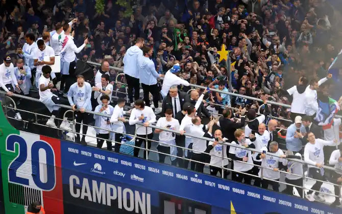 CAMISETA NIKE INTER CELEBRANDO LA VICTORIA DEL SCUDETTO 2023/24